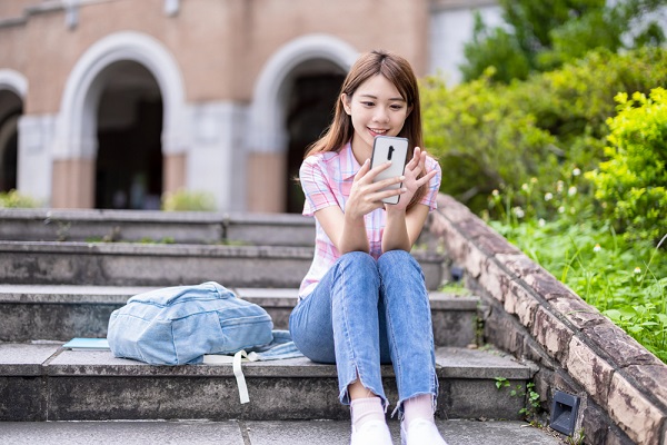 スマホを見る女性