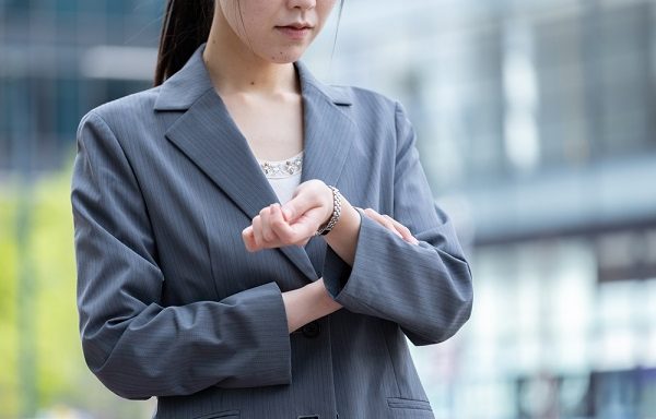 保育学生必見 就活の面接などに腕時計は必要 文字盤やベルトの色の選び方 保育学生の就活お役立ちコラム 保育士バンク 新卒