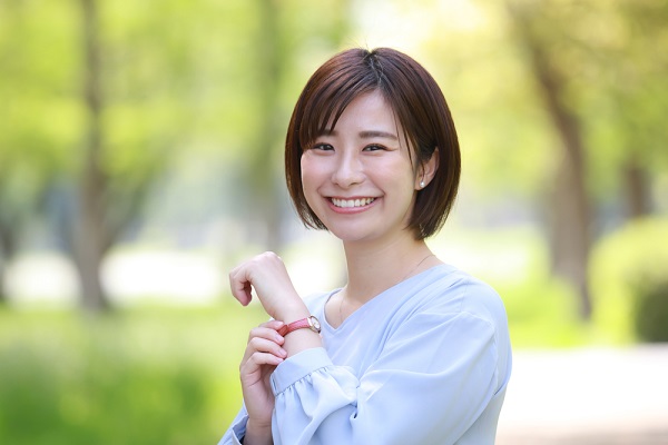 腕時計をつけて笑う女性