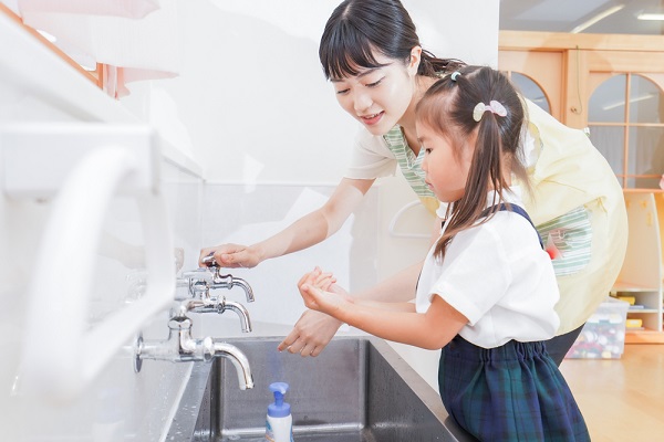 手洗いをする小学生