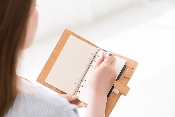 スケジュール調整する学生