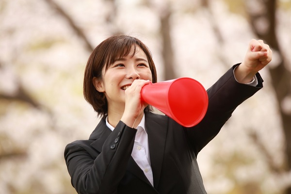 メガホンで宣伝する女性