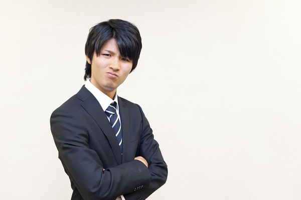 ワイシャツを着た就活生
