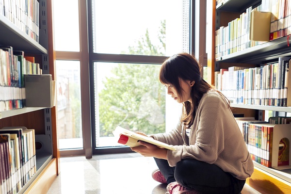 図書館で本を読む女性