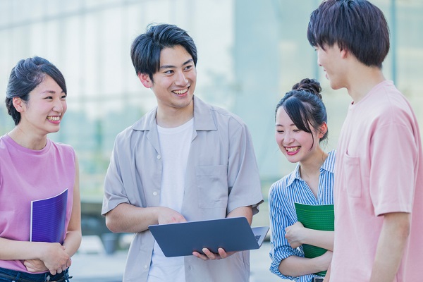話し合う大学生