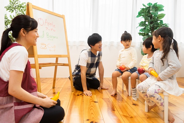 保育園で英語の授業を受ける子ども