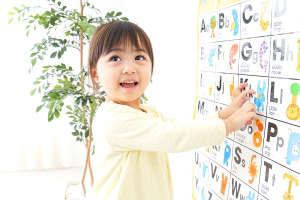 英語を学んでいる子ども