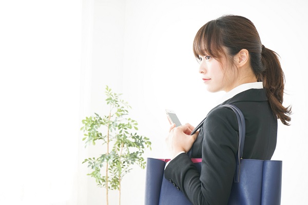 バッグを持つ女性の就活生