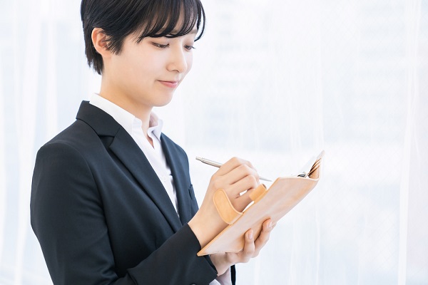 メモをする就活生