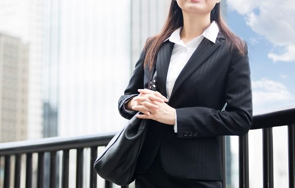 就活バッグの持ち方 新卒保育士の面接で役立つ 入室時などシーン別のポイント 保育学生の就活お役立ちコラム 保育士バンク 新卒