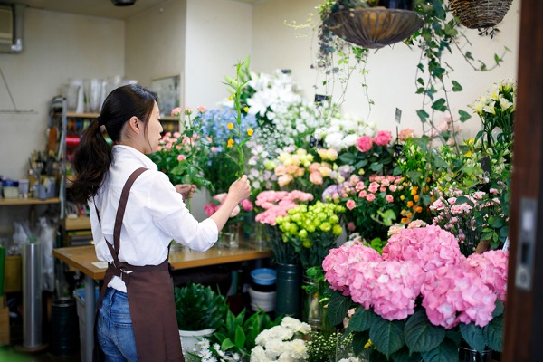 花屋で勤める女性