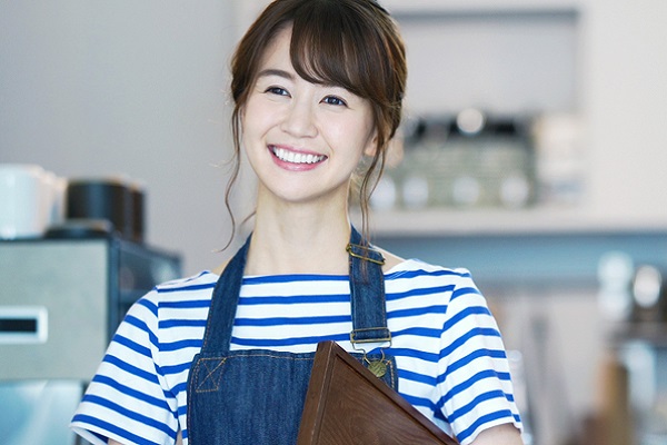 接客する女性