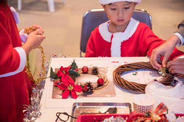 クリスマスの仮装をしながら製作する子ども