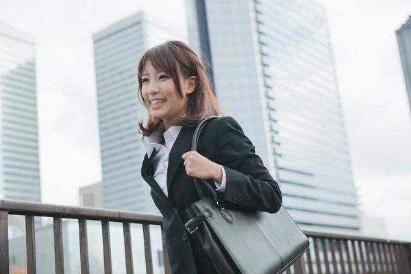就活でスキッパーシャツを着る女性