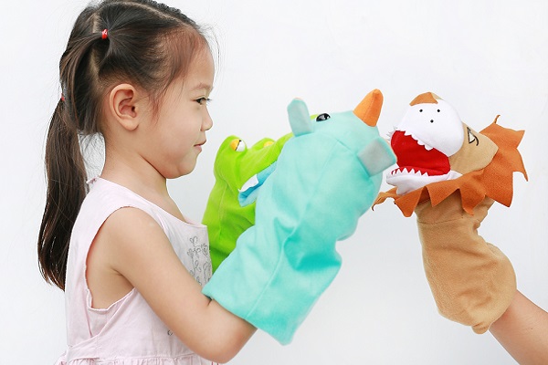 パペットを楽しむ子ども