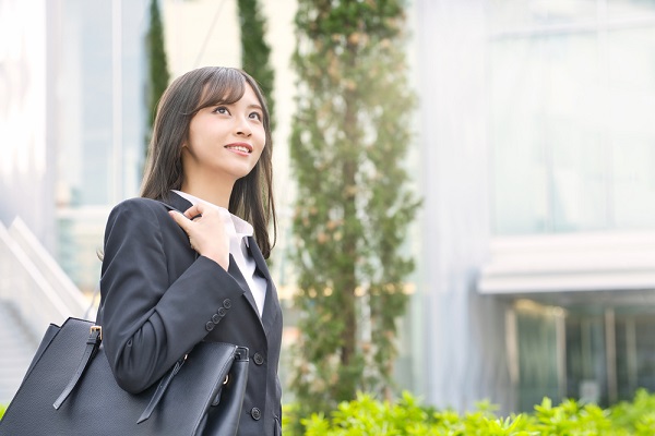 スーツを着た女性