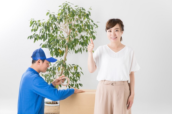 引っ越しをする女性