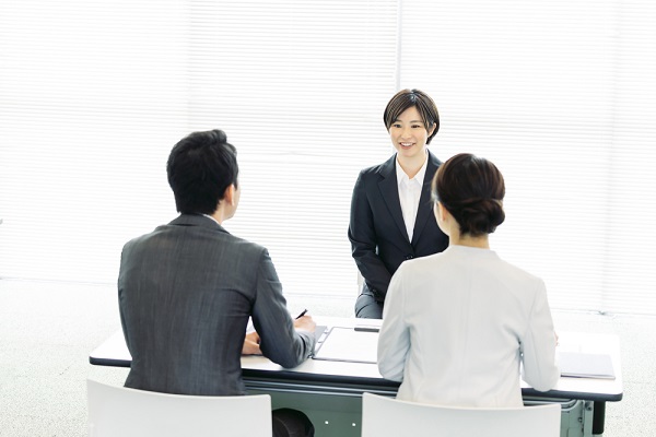 面接を笑顔で受ける女性