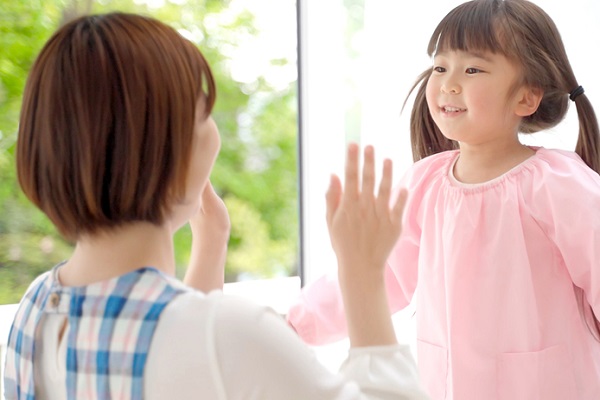 保育士と笑顔の子ども