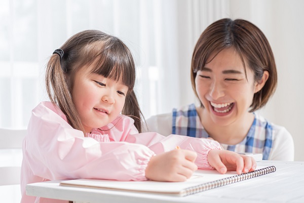 子どもとお絵かきする保育士