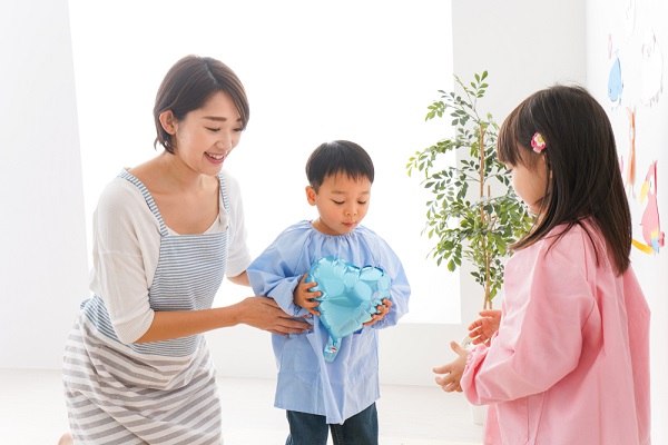 子どもと遊ぶ保育士