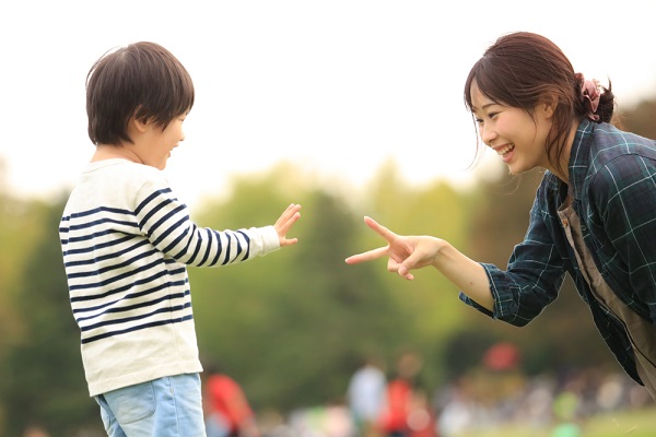 子どもとじゃんけんする保育士