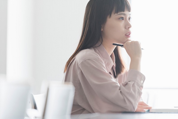 考える女子大生