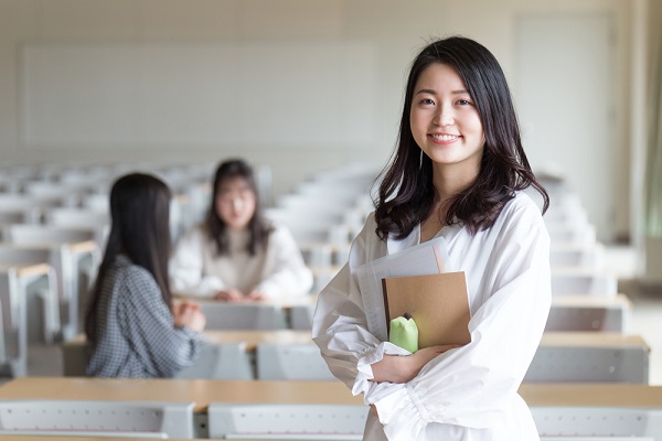 講義に出席する女子大生