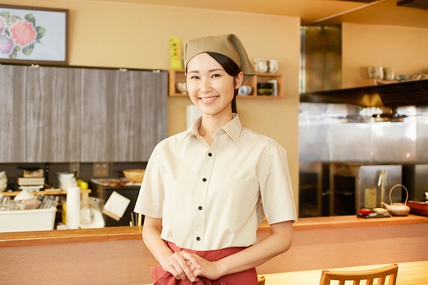 飲食店で働く女性