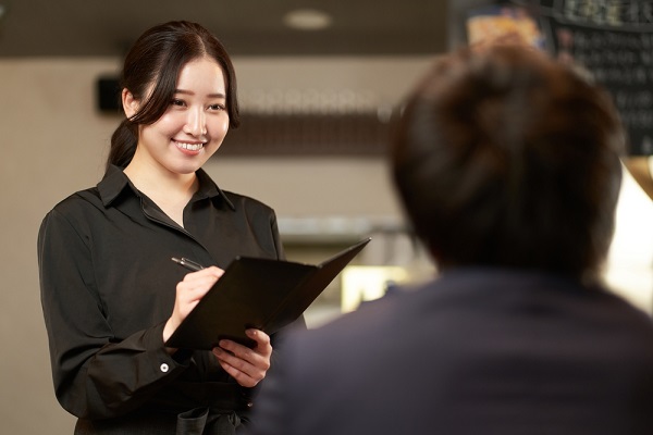 レストランで働く女性