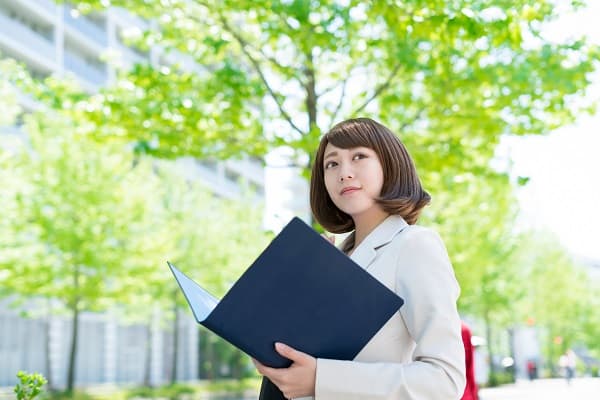 ジャケットを着る女性