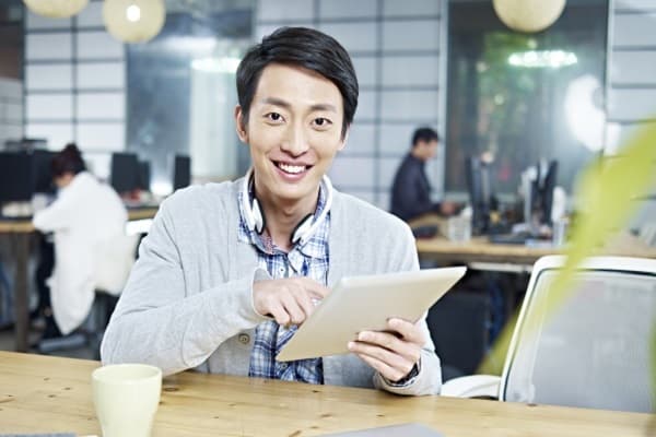 オフィスカジュアルの男性