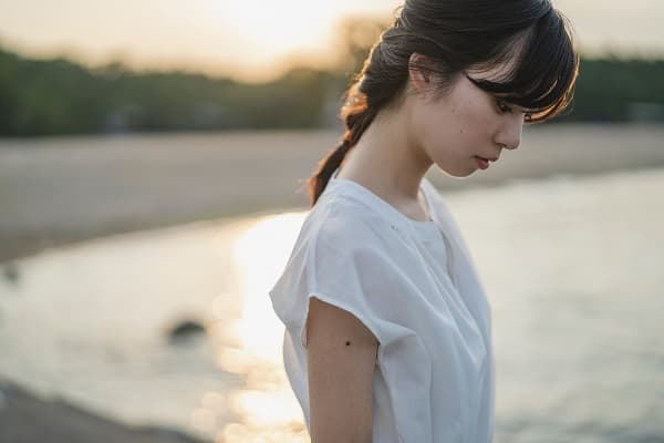 海岸で悲しむ女性