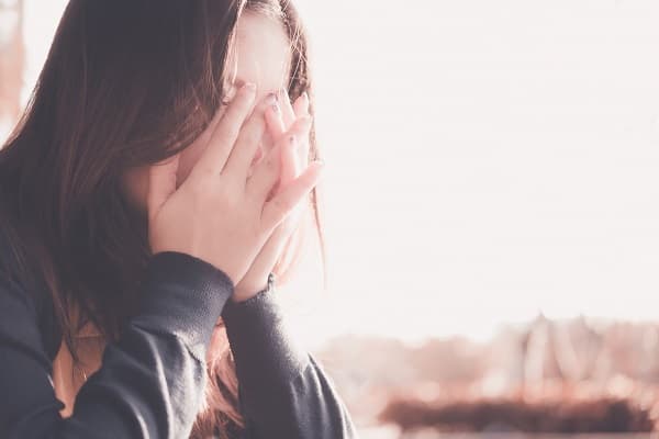 悲しむ女性