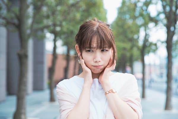 道で悲しむ女性