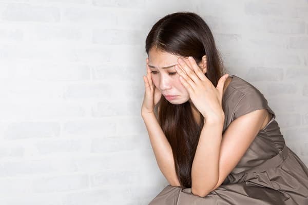 悩む女性