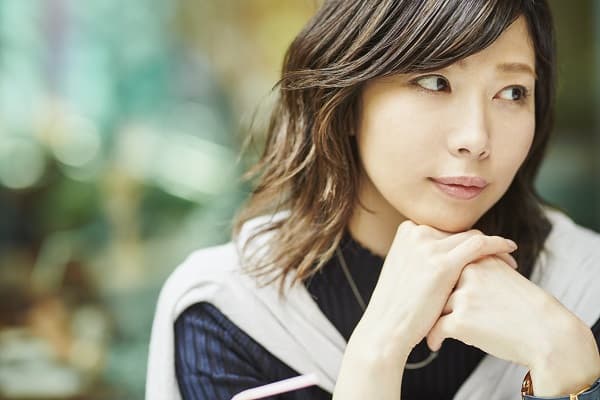 考えている女性