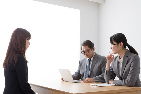 面接を受ける女性