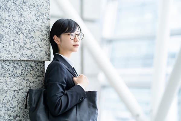 面接に臨む女性