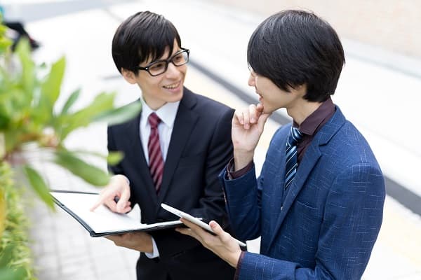 話し合う就活生と先輩
