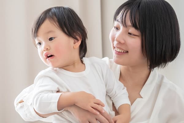 子どもを抱く母親