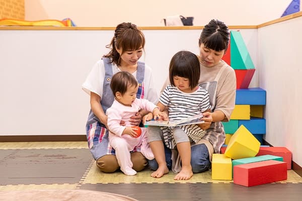 保育士と遊ぶ子ども