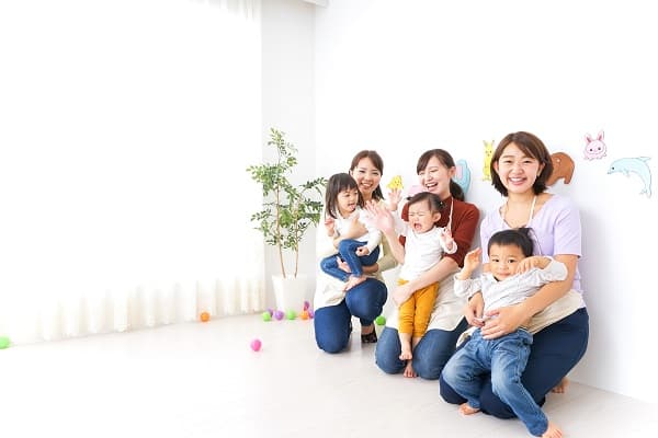 子どもを抱っこする保育士