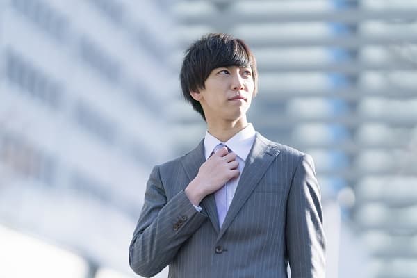 考える就活生