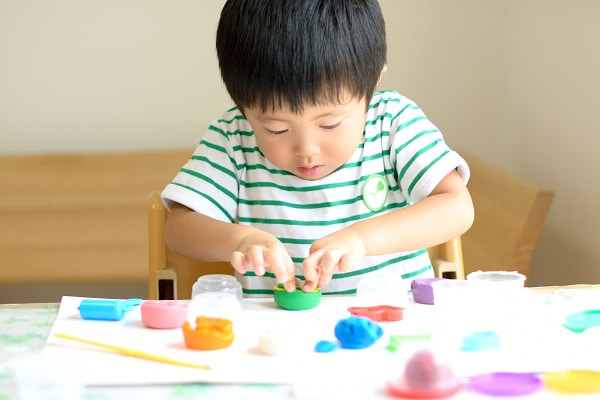 粘土で遊ぶ子どもの様子