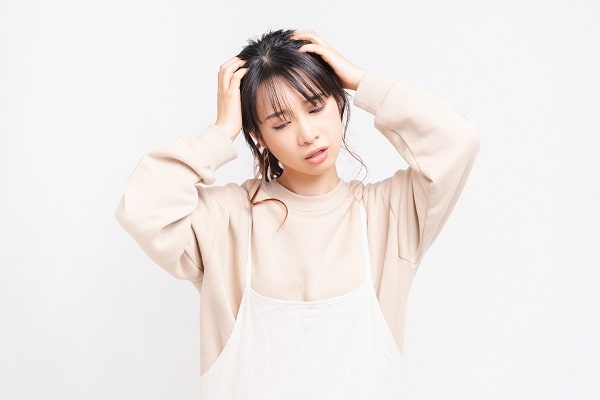 悩んでいる女性