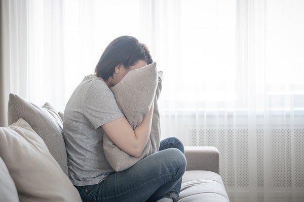 不安に思う女性