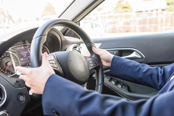 車を運転する姿
