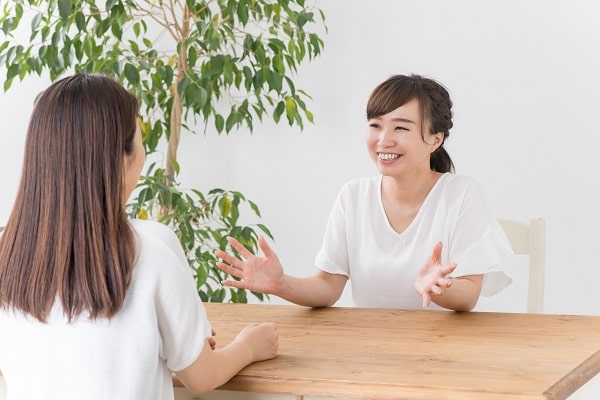 相談をする女性