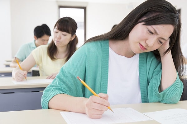 頭を悩ませる学生